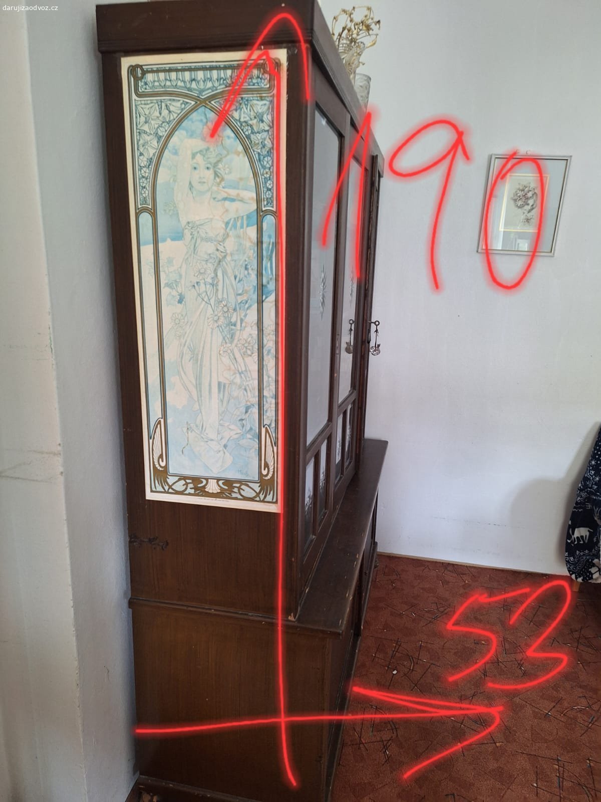 Knihovna, skříň, stůl. Starší kvalitní knihovna.
Pěkný stůl a starší skříň s policemi.
NUTNÉ odvézt do pátku 22.5. včetně.