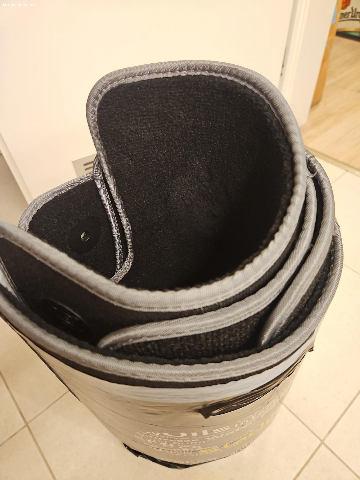 Koberce Passat. Daruji za odvoz. Pouze osobní odběr na Praze 10. Prosím, pište pouze smsky, děkuji.