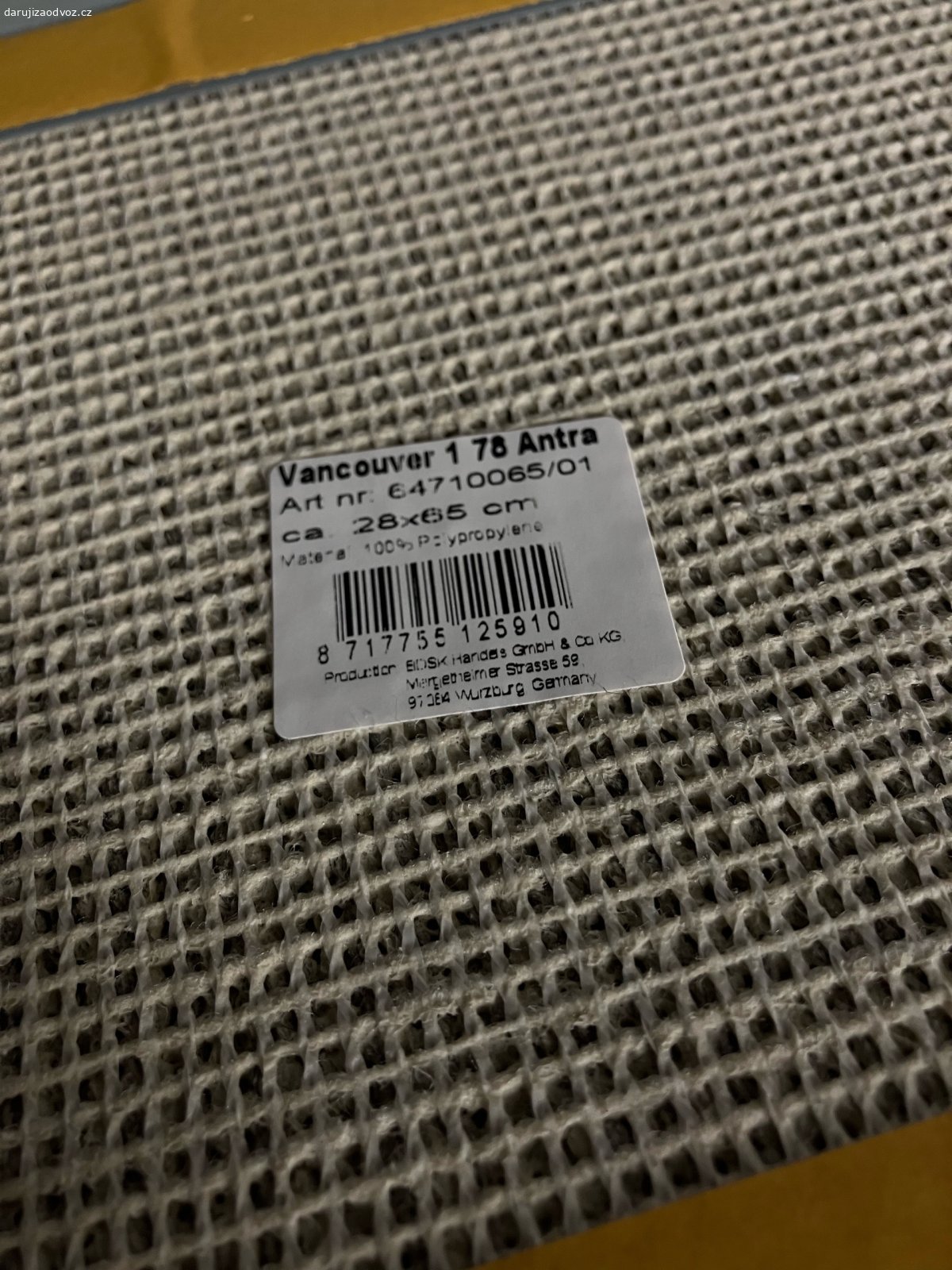 Kobercové nášlapy na schody. Daruji za odvoz kobercové nášlapy na schody (půlměsíce) o rozměru 28 × 65 cm. Materiál je 100% polypropylen (model Vancouver), jsou pevné a odolné.
K dispozici jsou dvě barvy:
 Šedé / antracitové: 16 kusů (ideální počet na celé schodiště)
 Hnědé: 2 kusy