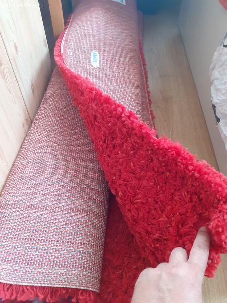koberec červený ikea. Daruji červený koberec 8let starý, používaný,čistý. Rozměr viz. foto.