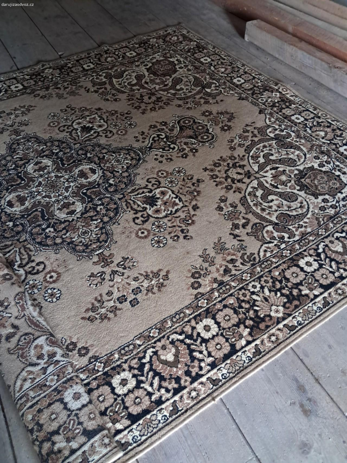 koberec. daruji za odvoz starý koberec. Koberec je třeba vyčistit. rozměry 250x330 cm . osobní převzetí na mé adrese. Více přes e-mail