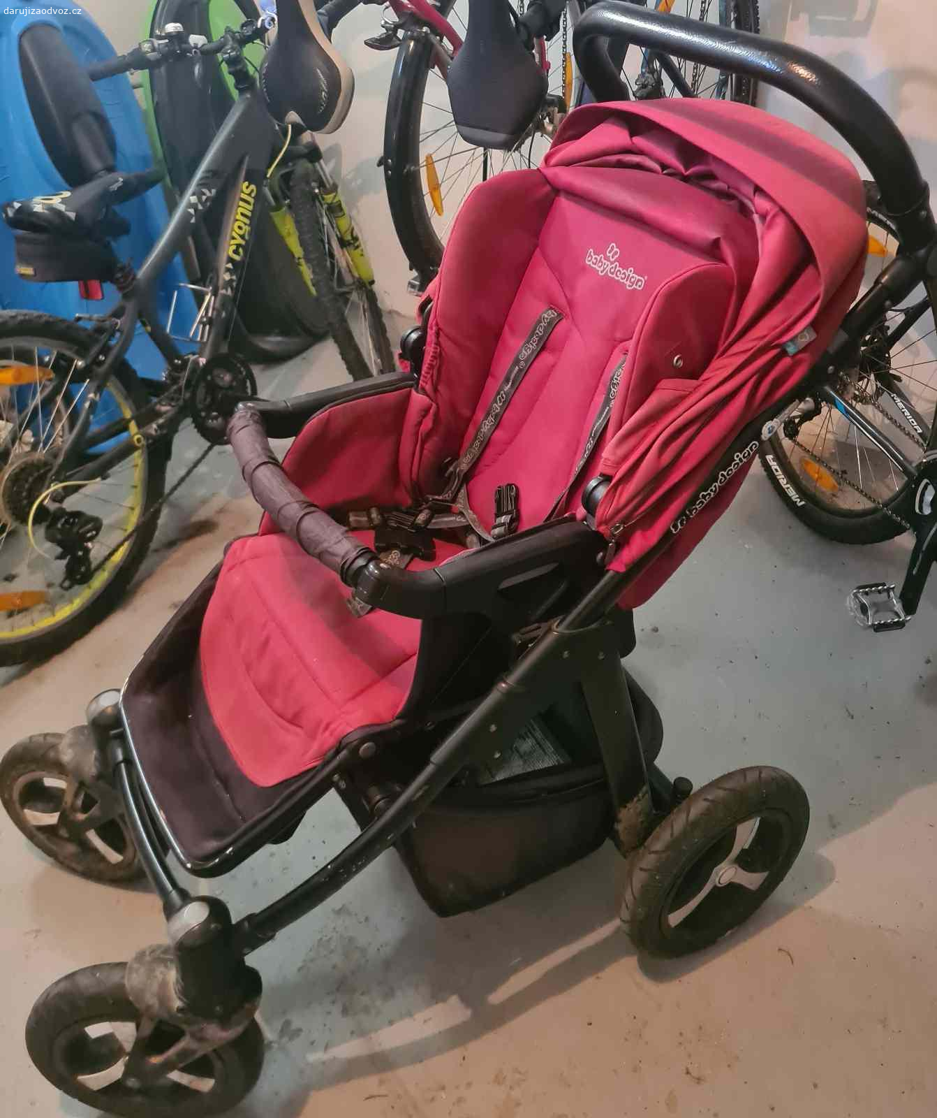 Kočár Baby Design Lupo dvojkombinace. Daruji starý kočárek Baby Design Lupo. 
Velmi snadné ovládání, nafukovací kola s aretací, pohodlné měkké odpružení, otočná sedačka, téměř úplný leh, prostorný košík pod kočárem, jednoduché skládání, originální pláštěnka, taška na sklápěcí řidítka. 
Korba má krásnou velkou stříšku s větráním, lze ji složit na placku. 
U sporťáku už místy trochu zlobí střecha a polohování zad nebo některé příslušenství - ochrana madla, nánožník. 
Po domluvě mohu přidat adaptéry na Maxi-Cosi vajíčka (měly by pasovat i na značky Cybex, Nuna, Joie, BeSafe, Kiddy, Recaro, Avionaut, Concord, s trochou snahy i Klippan Dinofix).