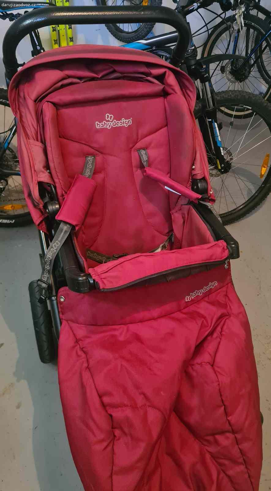 Kočár Baby Design Lupo dvojkombinace. Daruji starý kočárek Baby Design Lupo. 
Velmi snadné ovládání, nafukovací kola s aretací, pohodlné měkké odpružení, otočná sedačka, téměř úplný leh, prostorný košík pod kočárem, jednoduché skládání, originální pláštěnka, taška na sklápěcí řidítka. 
Korba má krásnou velkou stříšku s větráním, lze ji složit na placku. 
U sporťáku už místy trochu zlobí střecha a polohování zad nebo některé příslušenství - ochrana madla, nánožník. 
Po domluvě mohu přidat adaptéry na Maxi-Cosi vajíčka (měly by pasovat i na značky Cybex, Nuna, Joie, BeSafe, Kiddy, Recaro, Avionaut, Concord, s trochou snahy i Klippan Dinofix).