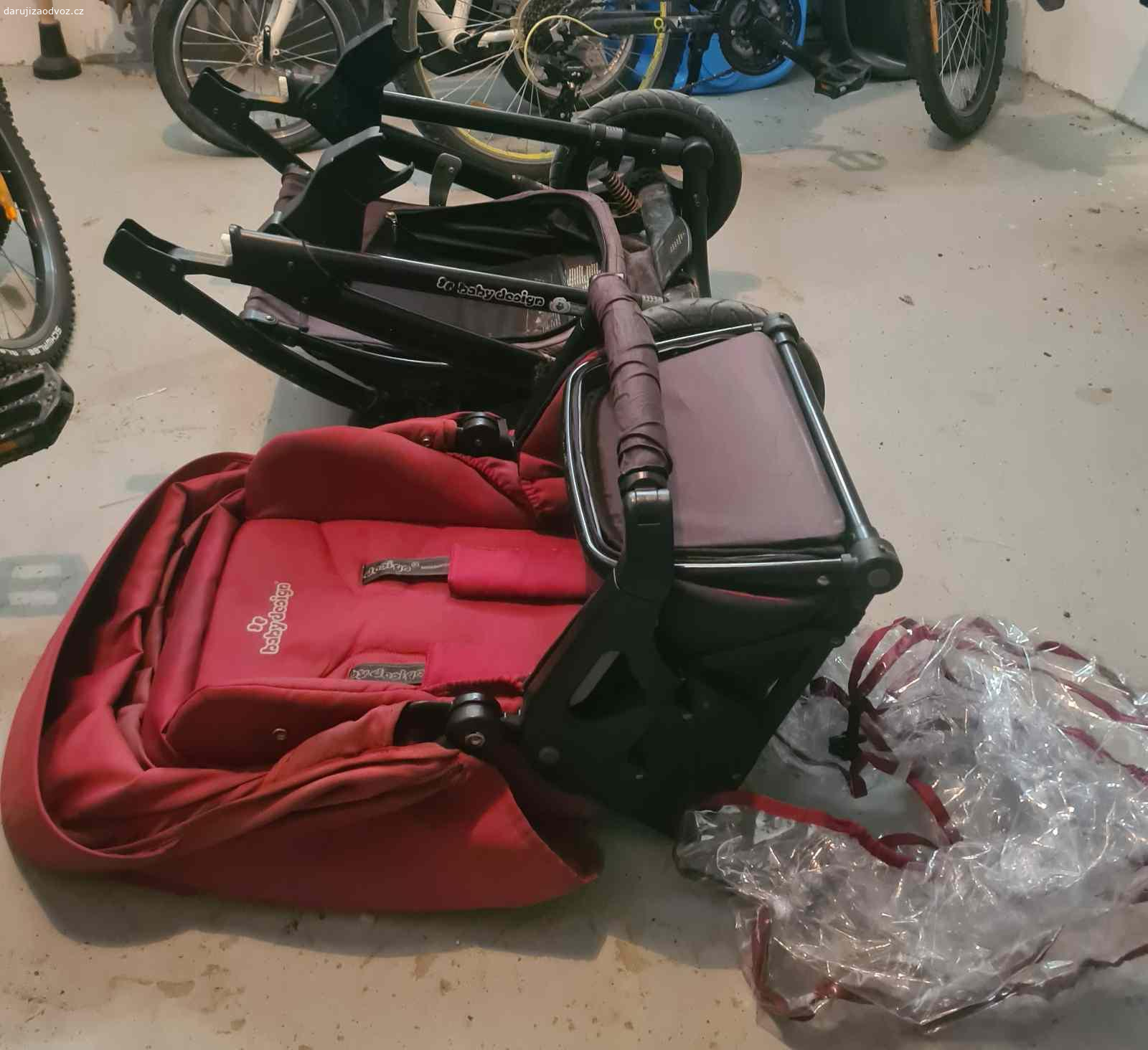 Kočár Baby Design Lupo dvojkombinace. Daruji starý kočárek Baby Design Lupo. 
Velmi snadné ovládání, nafukovací kola s aretací, pohodlné měkké odpružení, otočná sedačka, téměř úplný leh, prostorný košík pod kočárem, jednoduché skládání, originální pláštěnka, taška na sklápěcí řidítka. 
Korba má krásnou velkou stříšku s větráním, lze ji složit na placku. 
U sporťáku už místy trochu zlobí střecha a polohování zad nebo některé příslušenství - ochrana madla, nánožník. 
Po domluvě mohu přidat adaptéry na Maxi-Cosi vajíčka (měly by pasovat i na značky Cybex, Nuna, Joie, BeSafe, Kiddy, Recaro, Avionaut, Concord, s trochou snahy i Klippan Dinofix).