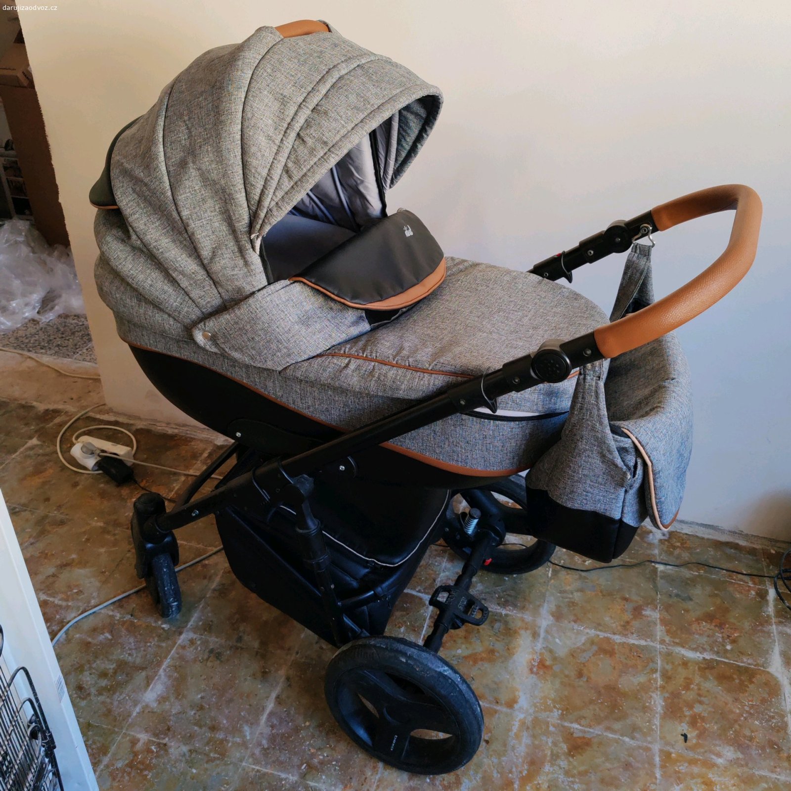 kočárek 2v1 Bexa Ideál. Daruji za odvoz dvojkombinaci kočárku. Kočárek je plně funkční, má přední aretaci předních kol, je lehký, dobře ovladatelný. U sportovní verze chybí popruhy, lze dát univerzální třeba od baby Ono. Součástí je nánožník, adaptéry na vajíčko a taška - lehce nadržená, lze opravit. Přebytky ze zahrádky potěší, není podmínkou.

Osobní odvoz Brno-Žabovřesky