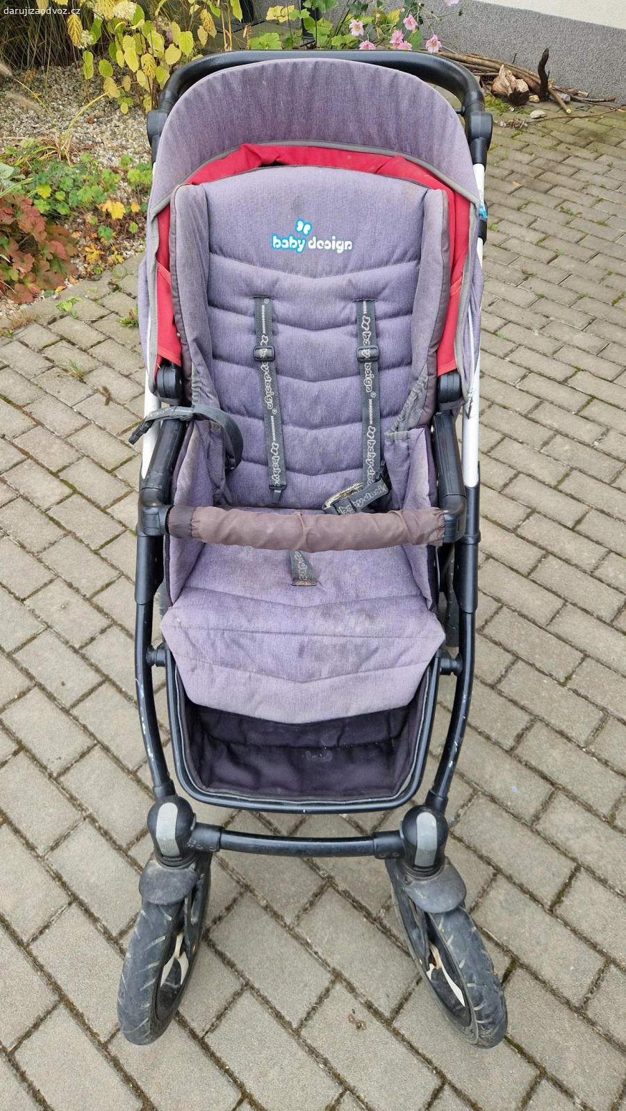 kočárek babydesign. Daruji kočárek babydesign po 3 dětech, čemuž odpovídá opotřebení. Je funkční, jedno přední kolo však má vychozené ložisko a pláště už nejsou v top stavu. Za trochu péče ještě poslouží.