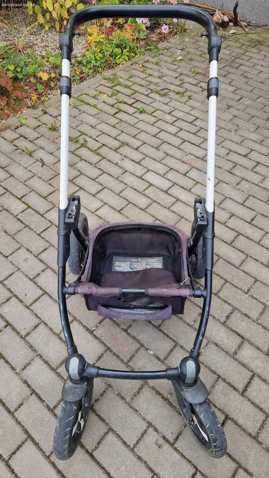 kočárek babydesign. Daruji kočárek babydesign po 3 dětech, čemuž odpovídá opotřebení. Je funkční, jedno přední kolo však má vychozené ložisko a pláště už nejsou v top stavu. Za trochu péče ještě poslouží.