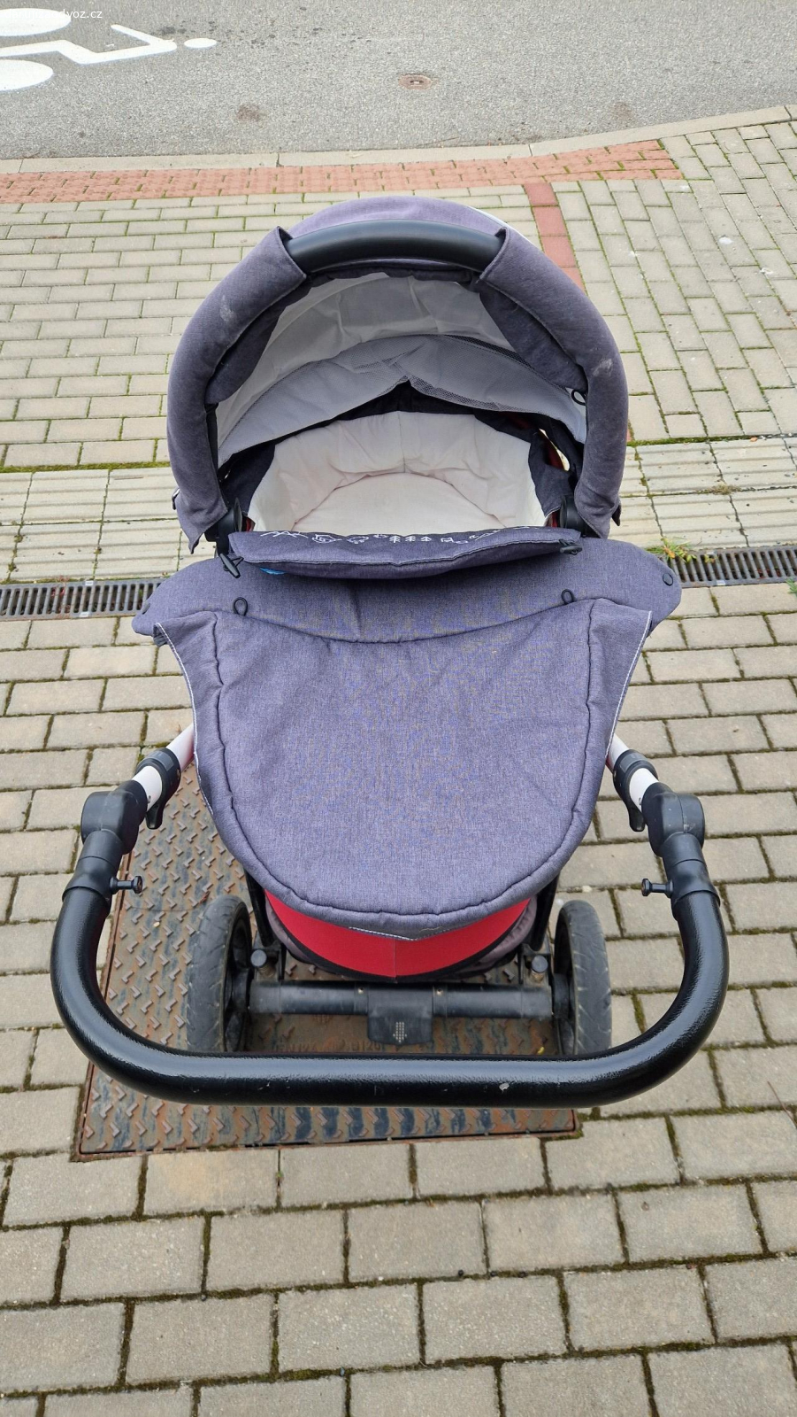 kočárek babydesign. Daruji kočárek babydesign po 3 dětech, čemuž odpovídá opotřebení. Je funkční, jedno přední kolo však má vychozené ložisko a pláště už nejsou v top stavu. Za trochu péče ještě poslouží.
