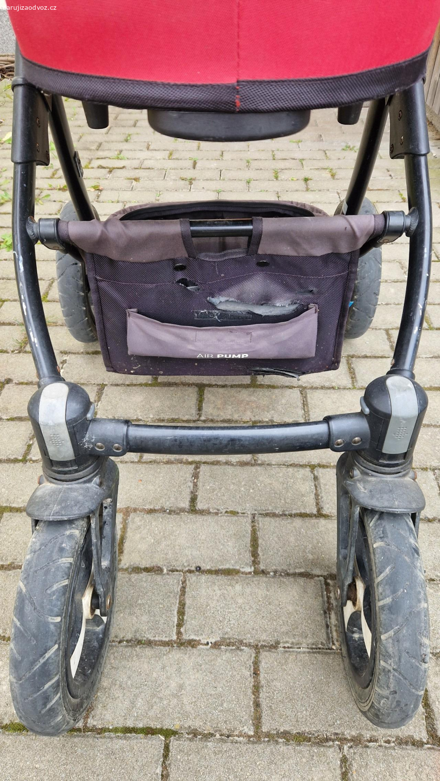 kočárek babydesign. Daruji kočárek babydesign po 3 dětech, čemuž odpovídá opotřebení. Je funkční, jedno přední kolo však má vychozené ložisko a pláště už nejsou v top stavu. Za trochu péče ještě poslouží.