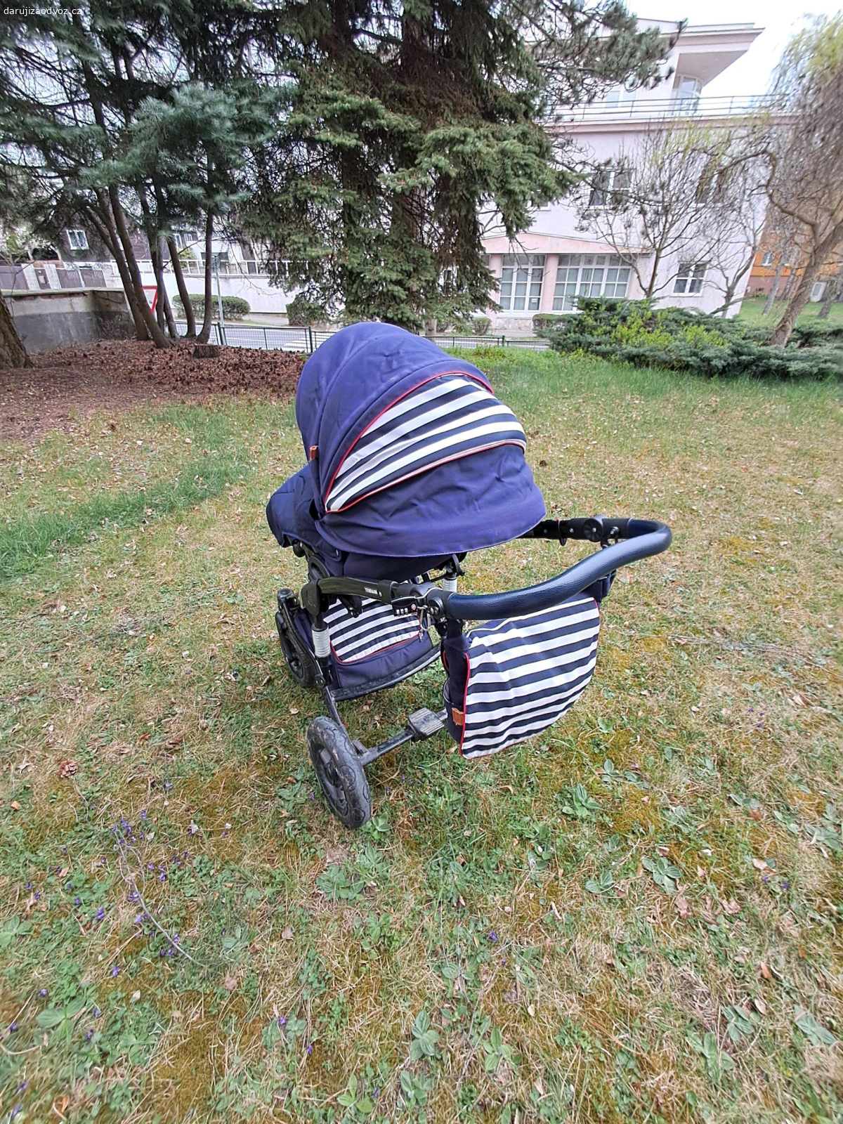 Kočárek dvojkombinace. Kočárek Petite Mars dvojkombinace Royal 2021. Má 2 vyfouknuté duše, dají se snadno dokoupit neoriginálni. Kola jsou ok, dvě náhradní navíc. Sklápění už trochu ochozené, ale poslouží. Necháme tomu, kdo si to nejdříve vyzvedne u nás