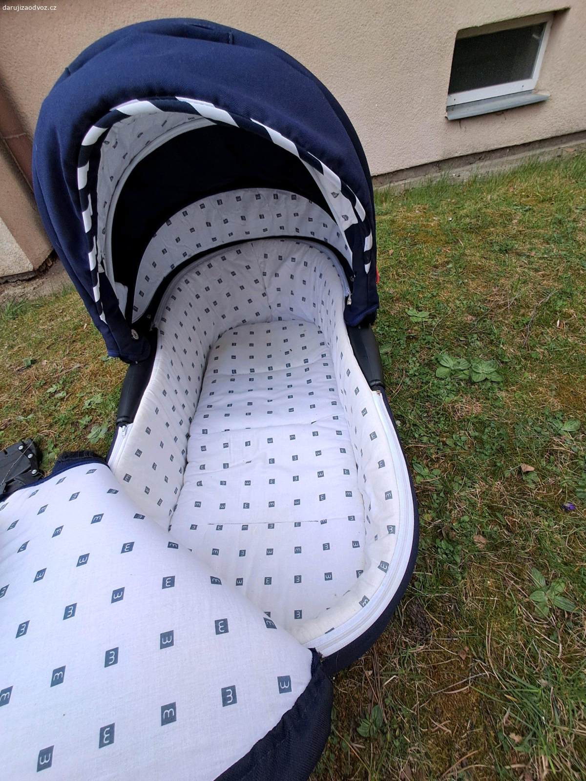 Kočárek dvojkombinace. Kočárek Petite Mars dvojkombinace Royal 2021. Má 2 vyfouknuté duše, dají se snadno dokoupit neoriginálni. Kola jsou ok, dvě náhradní navíc. Sklápění už trochu ochozené, ale poslouží. Necháme tomu, kdo si to nejdříve vyzvedne u nás