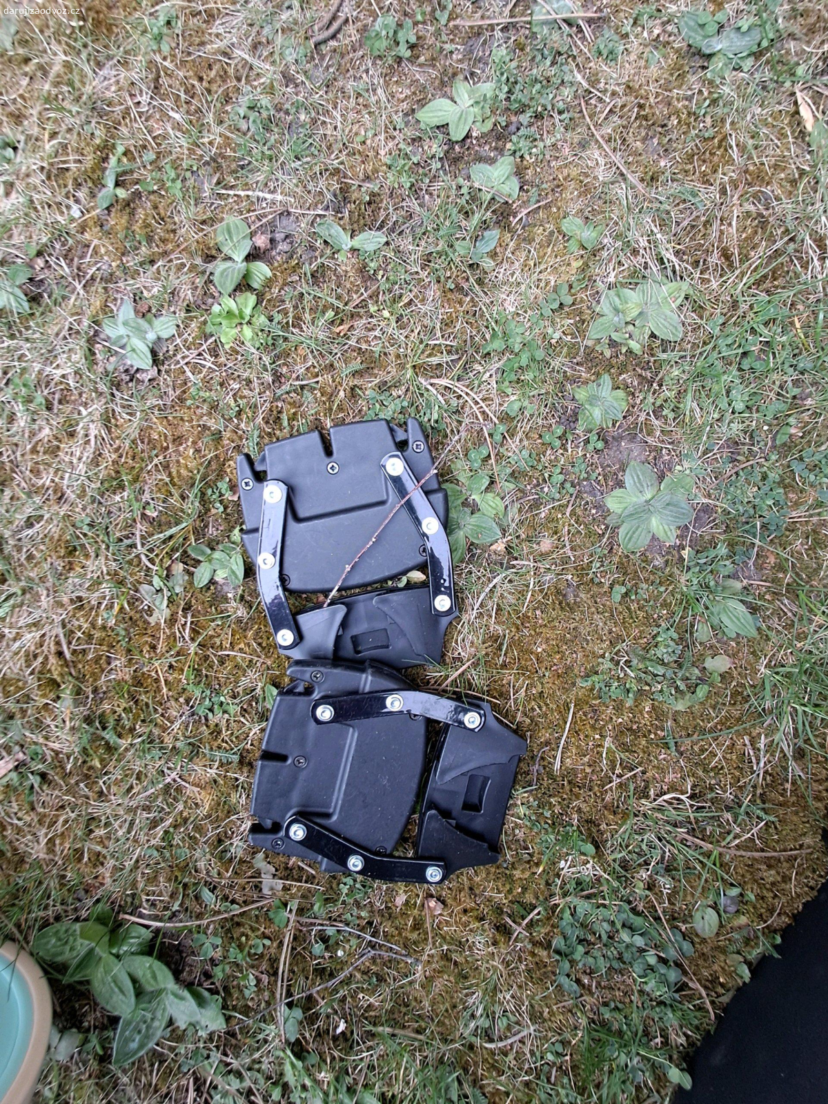 Kočárek dvojkombinace. Kočárek Petite Mars dvojkombinace Royal 2021. Má 2 vyfouknuté duše, dají se snadno dokoupit neoriginálni. Kola jsou ok, dvě náhradní navíc. Sklápění už trochu ochozené, ale poslouží. Necháme tomu, kdo si to nejdříve vyzvedne u nás