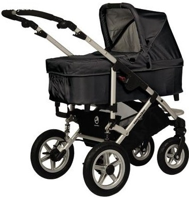 Kočárek Easywalker Qtro. Daruji za odvoz kočárek Easywalker Qtro. Hluboká korba + sporťák. Bohužel, sportovní verzi nemám nafocenou. Kočárek je po dvou dětech, ale je v dobrém stavu. Věřím, že ještě dobře poslouží. Ke kočárku dám i nějaké příslušenství.