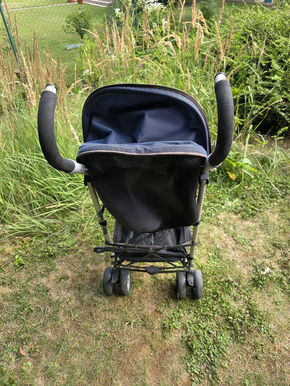 kočárek golfový. špinavý. parádu ani velkou službu už neudělá. třeba se někomu hodí na poklepání na zahradu dětem...