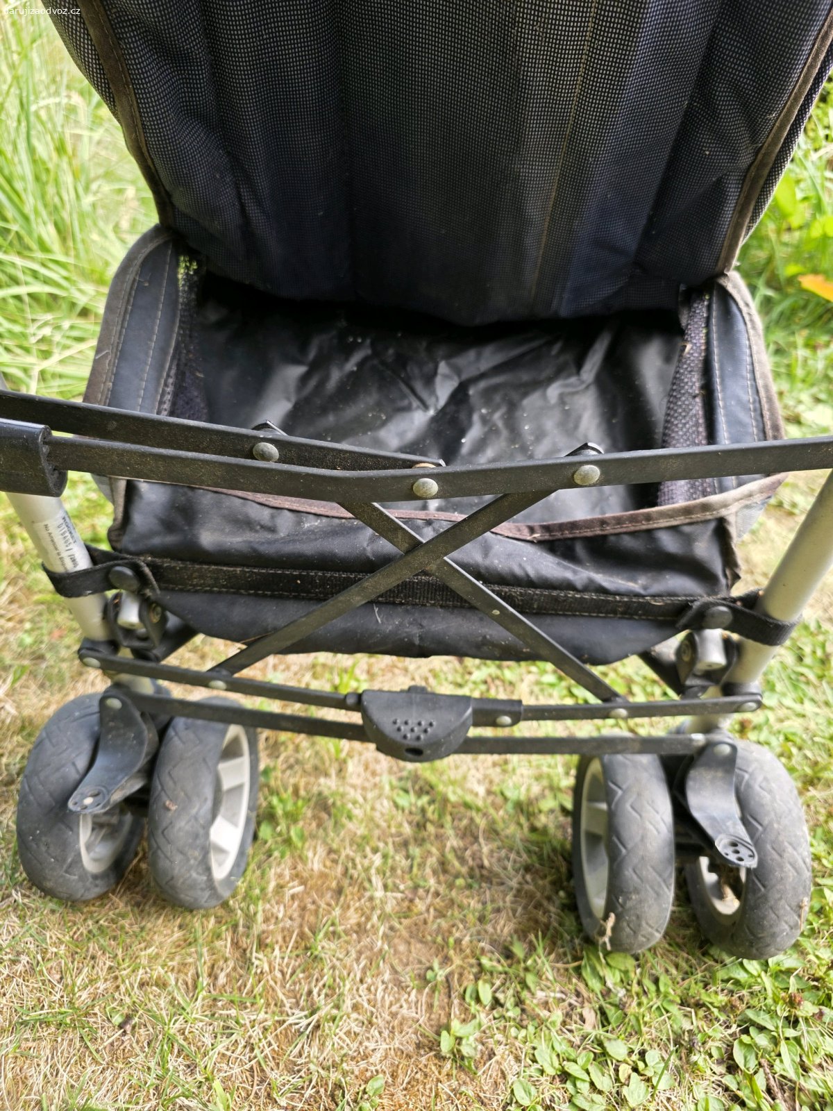 kočárek golfový. špinavý. parádu ani velkou službu už neudělá. třeba se někomu hodí na poklepání na zahradu dětem...