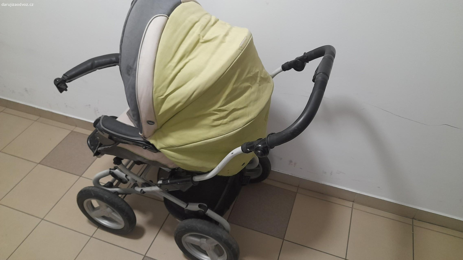 kočárek na zahradu. darujeme kočárek na dosloužení. je houpavý a do terénu. je to hluboká korbička a sporťák