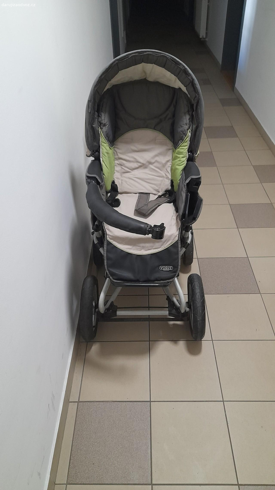 kočárek na zahradu. darujeme kočárek na dosloužení. je houpavý a do terénu. je to hluboká korbička a sporťák