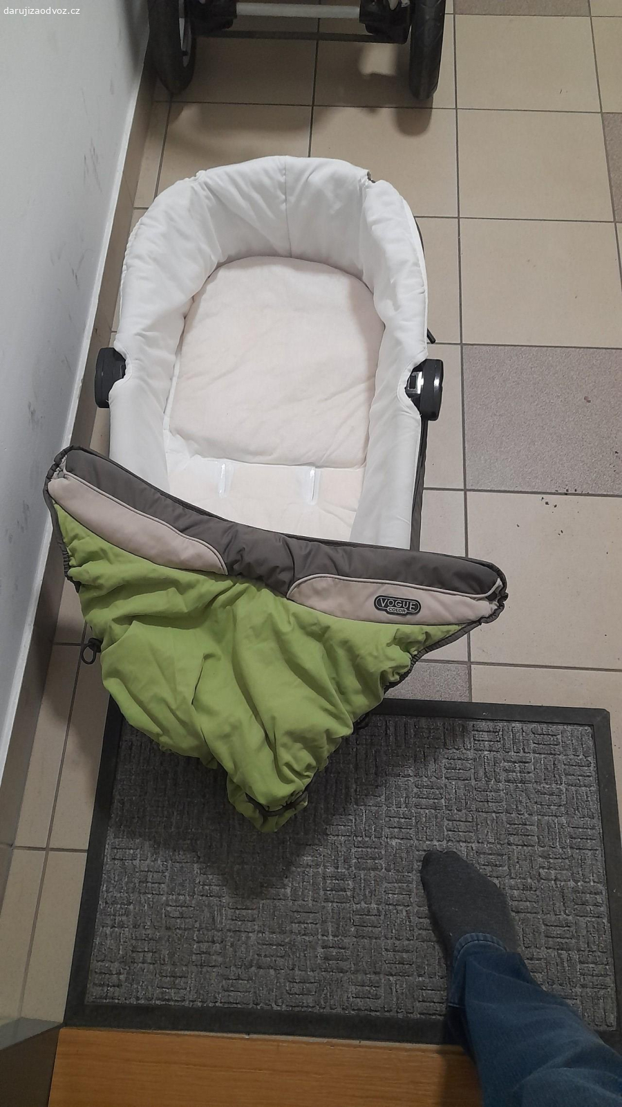 kočárek na zahradu. darujeme kočárek na dosloužení. je houpavý a do terénu. je to hluboká korbička a sporťák