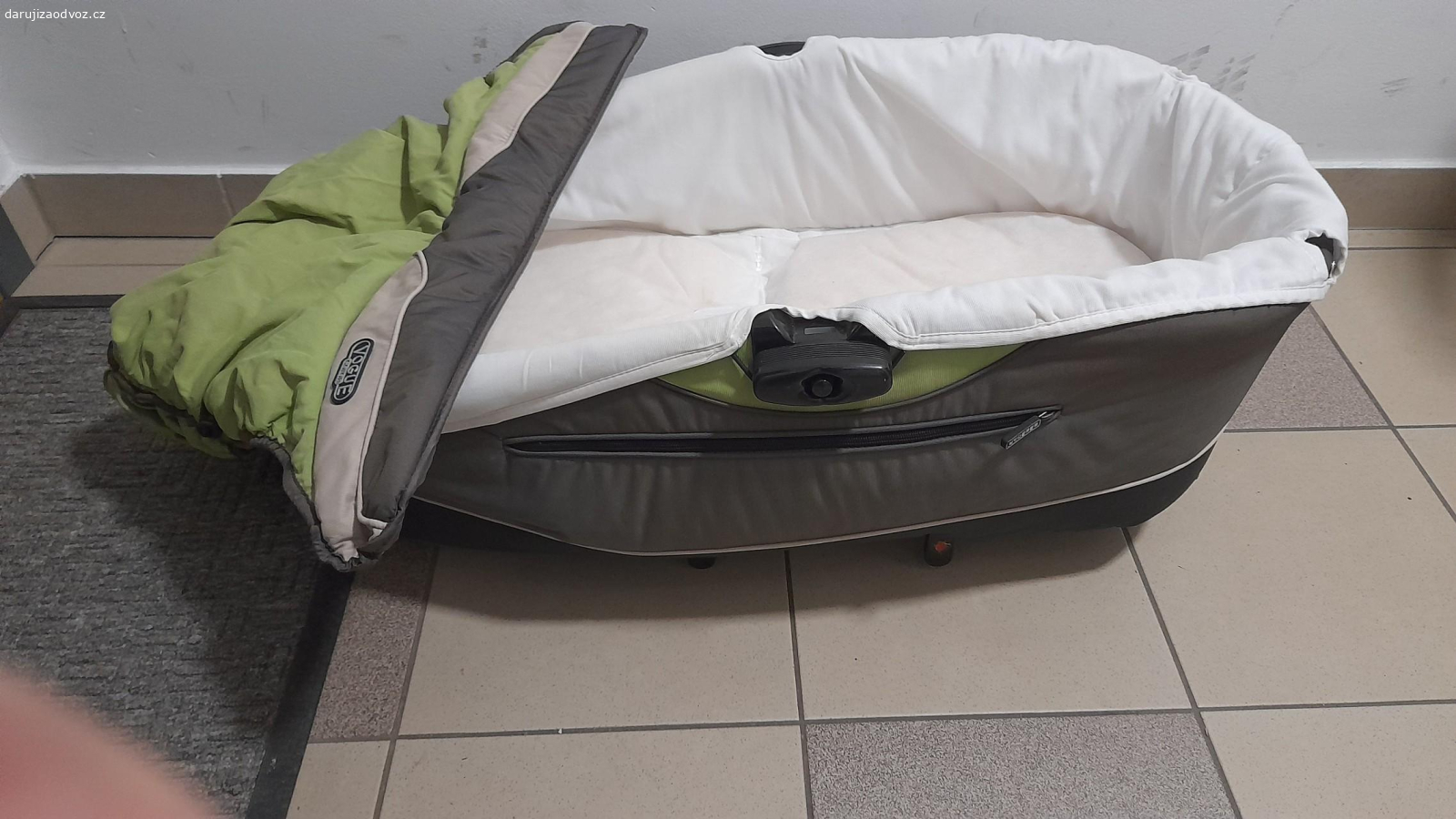 kočárek na zahradu. darujeme kočárek na dosloužení. je houpavý a do terénu. je to hluboká korbička a sporťák