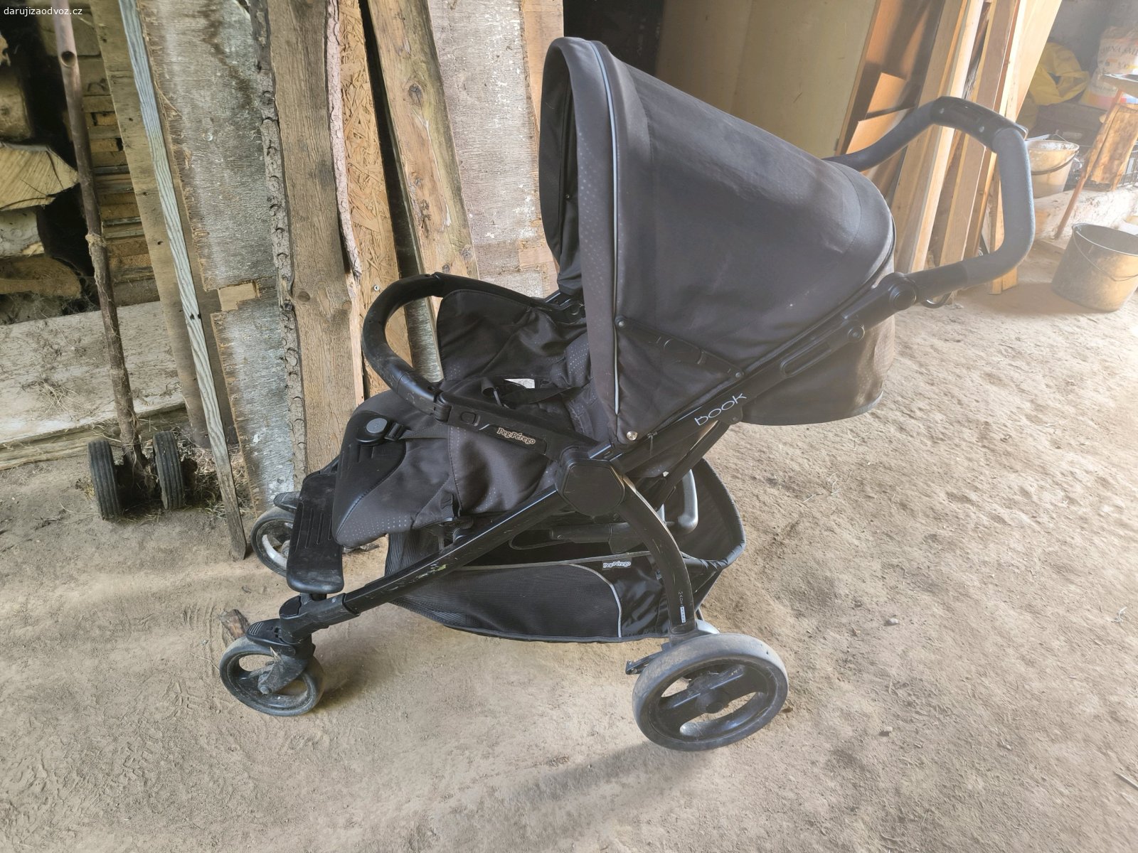 Kočárek Peg Perego. Daruji používaný kočárek. Stále v hezkém stavu. Dá se úplně položit a je hodně prostorný. Stříška se dá přetáhnout až dolů, takže na dítě vůbec nesvítí slunce, když je třeba. Bohužel nejde složit do auta. Velmi dobře se s ním manipuluje. Ideálně někomu třeba na chatu nebo jako druhý kočárek.