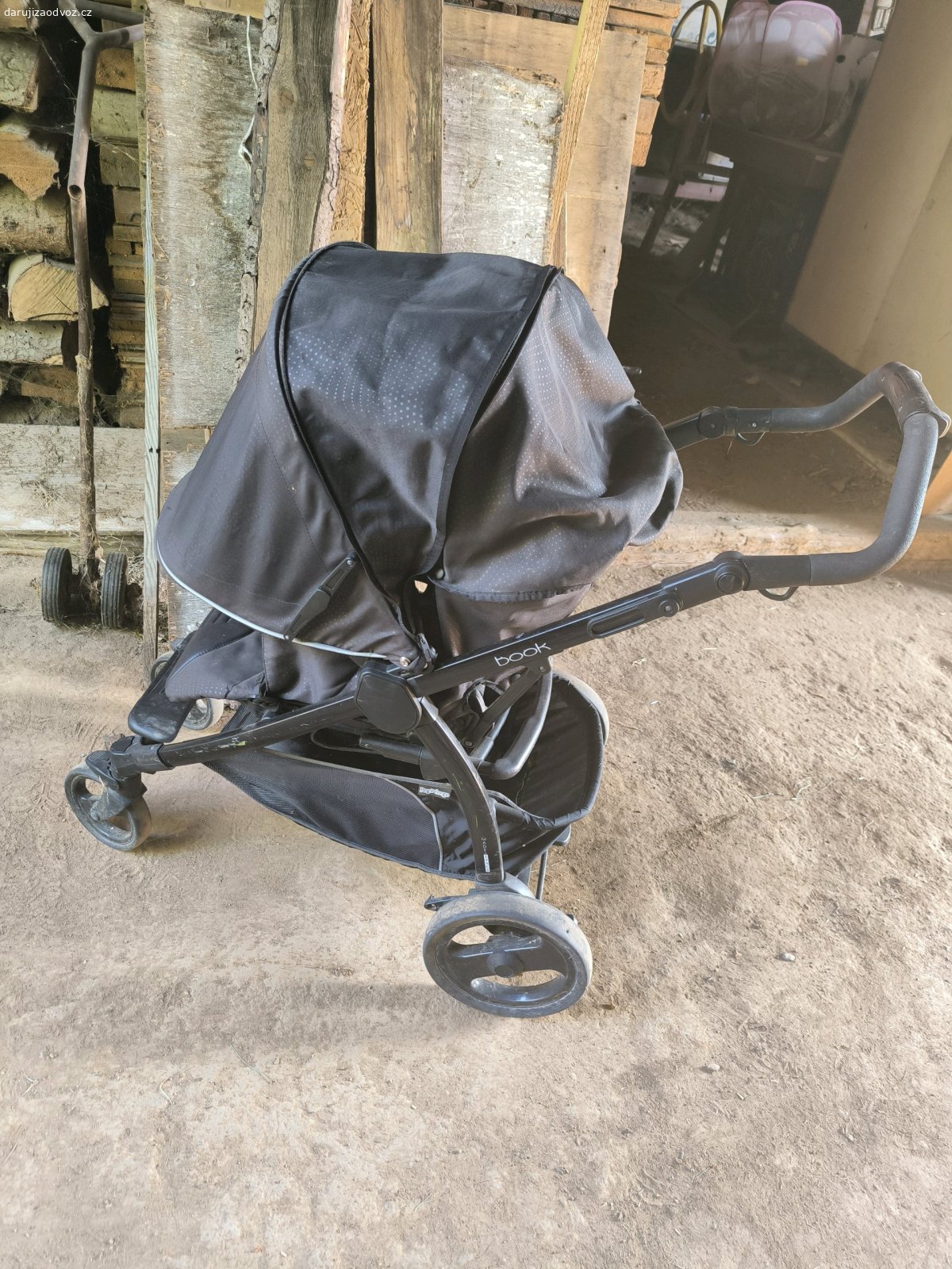 Kočárek Peg Perego. Daruji používaný kočárek. Stále v hezkém stavu. Dá se úplně položit a je hodně prostorný. Stříška se dá přetáhnout až dolů, takže na dítě vůbec nesvítí slunce, když je třeba. Bohužel nejde složit do auta. Velmi dobře se s ním manipuluje. Ideálně někomu třeba na chatu nebo jako druhý kočárek.