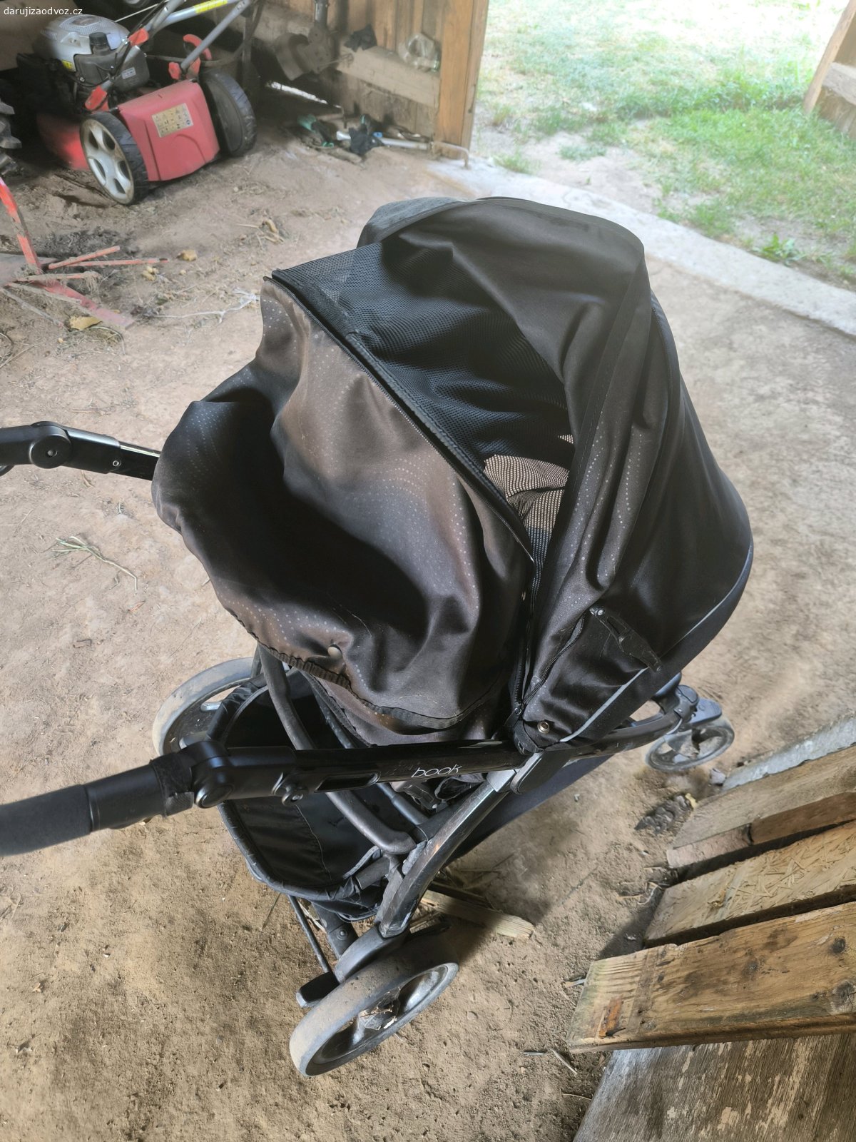 Kočárek Peg Perego. Daruji používaný kočárek. Stále v hezkém stavu. Dá se úplně položit a je hodně prostorný. Stříška se dá přetáhnout až dolů, takže na dítě vůbec nesvítí slunce, když je třeba. Bohužel nejde složit do auta. Velmi dobře se s ním manipuluje. Ideálně někomu třeba na chatu nebo jako druhý kočárek.
