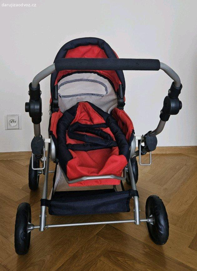 Kočárek pro panenku. Daruji používaný kočárek pro panenku.
Lze složit. Madlo je výškově nastavitelné. 
Je umytý, ale na potahu zůstalo pár skvrnek, které nelze vyčistit. 
Kovová konstrukce v jednom místě poškozená- viz poslední foto. Ale vše funguje.
Pouze osobní předání Praha 4-Podolí.