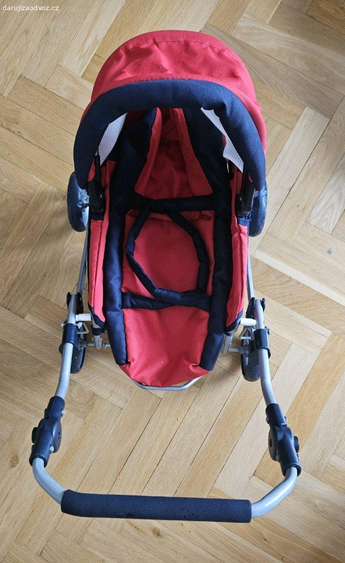 Kočárek pro panenku. Daruji používaný kočárek pro panenku.
Lze složit. Madlo je výškově nastavitelné. 
Je umytý, ale na potahu zůstalo pár skvrnek, které nelze vyčistit. 
Kovová konstrukce v jednom místě poškozená- viz poslední foto. Ale vše funguje.
Pouze osobní předání Praha 4-Podolí.