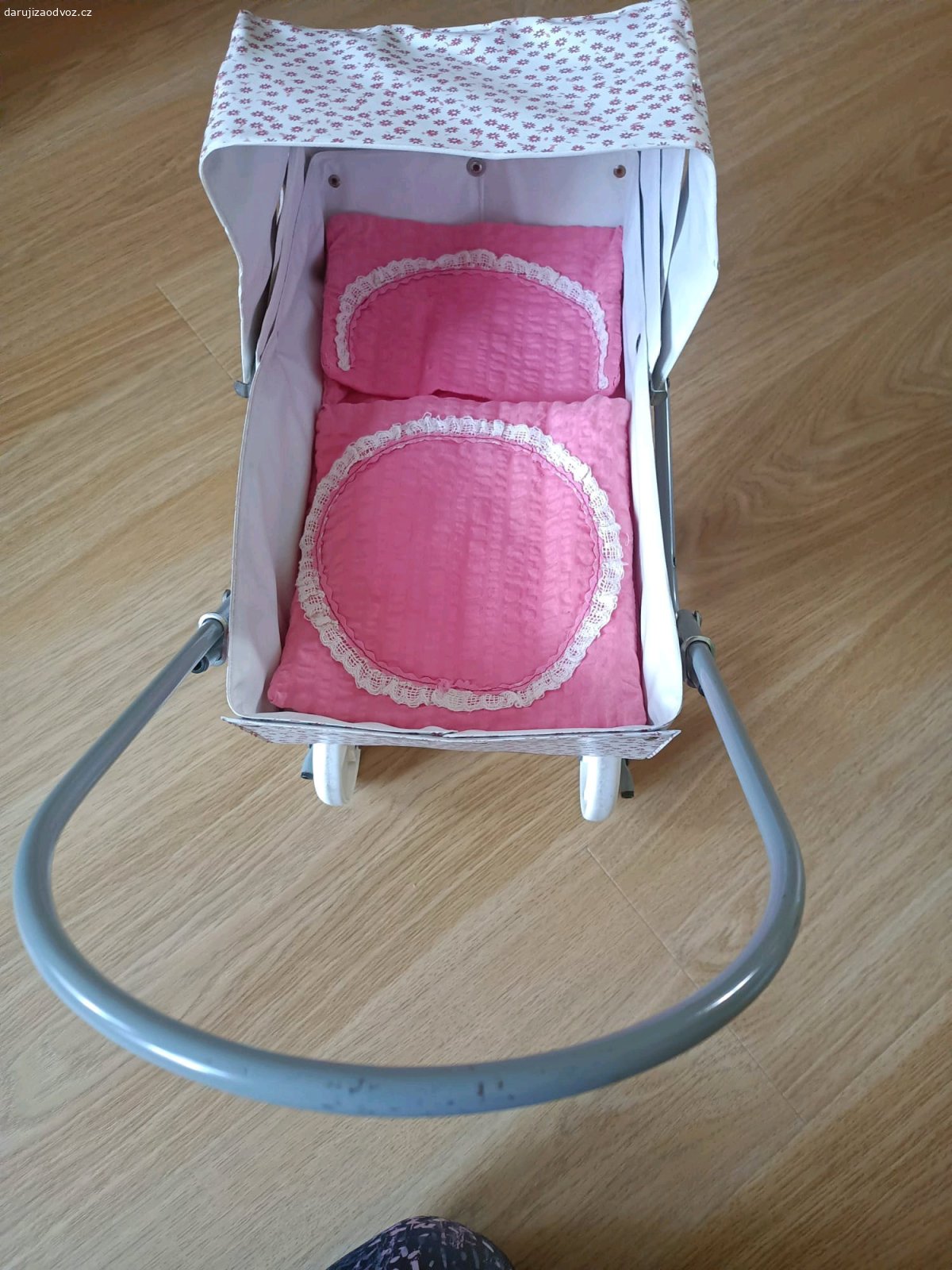 Kočárek pro panenky. Dětský kočárek na hraní. Výška kočárku 43 cm, výška k madlu 49 cm.