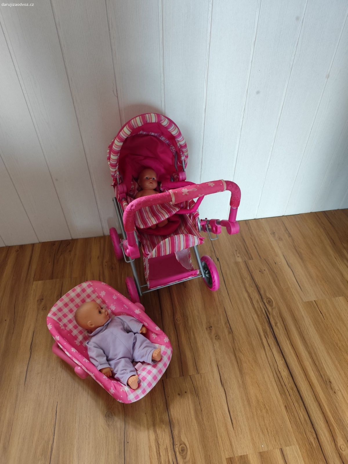 Kočárek s 2 miminky. Za odvoz použitý dětský kočárek s 2 miminky. Ještě udělá radost.