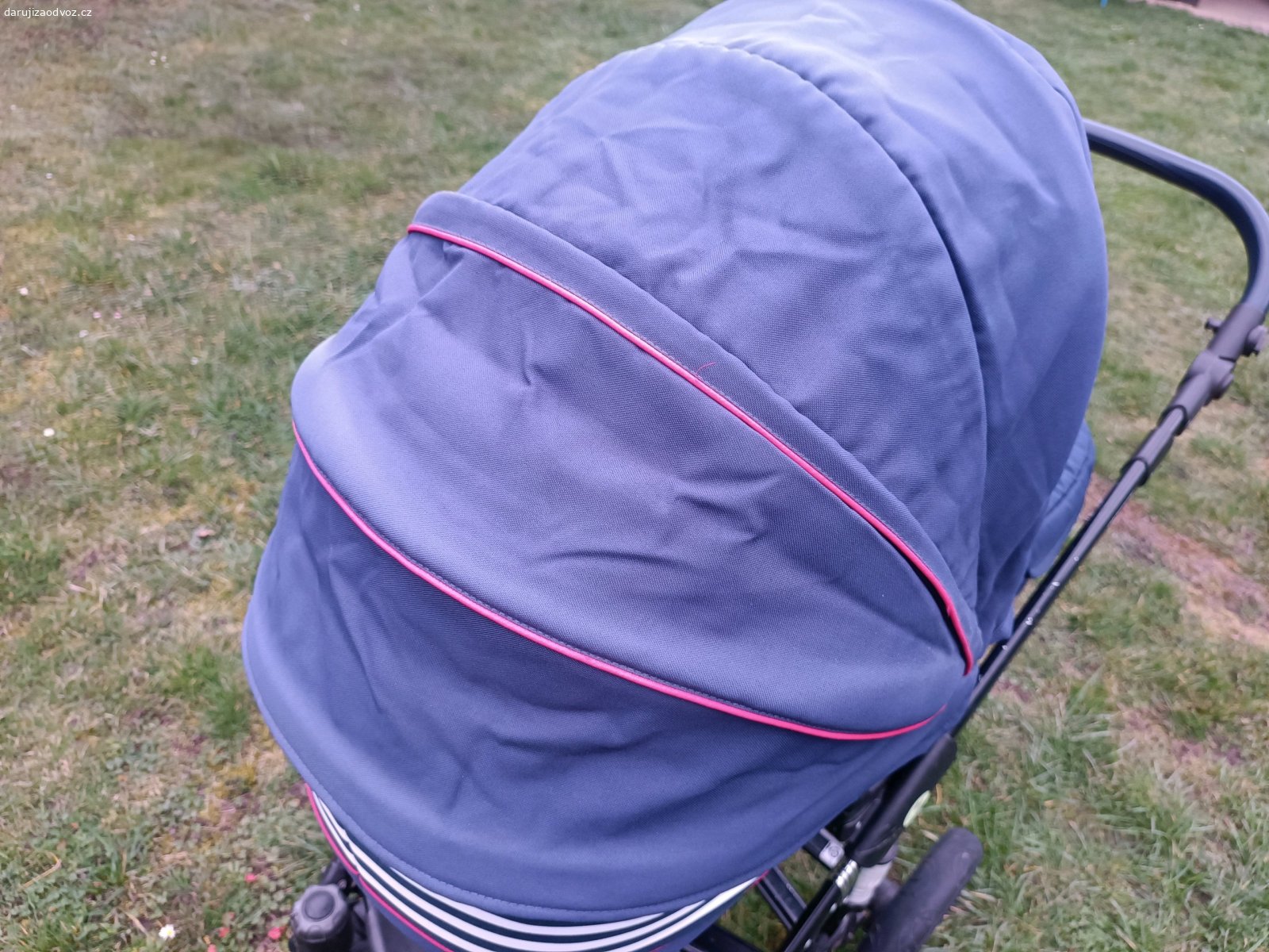Kočárek trojkombinace. Již vyšisovaná stříška, po čase jedno kolečko uchází, osobní odběr Ronov n.D. 
Instatni kava ci ovoce by potesilo, neni podminkou :)
v pripade zajmu prosim zaslete sms, dekuji