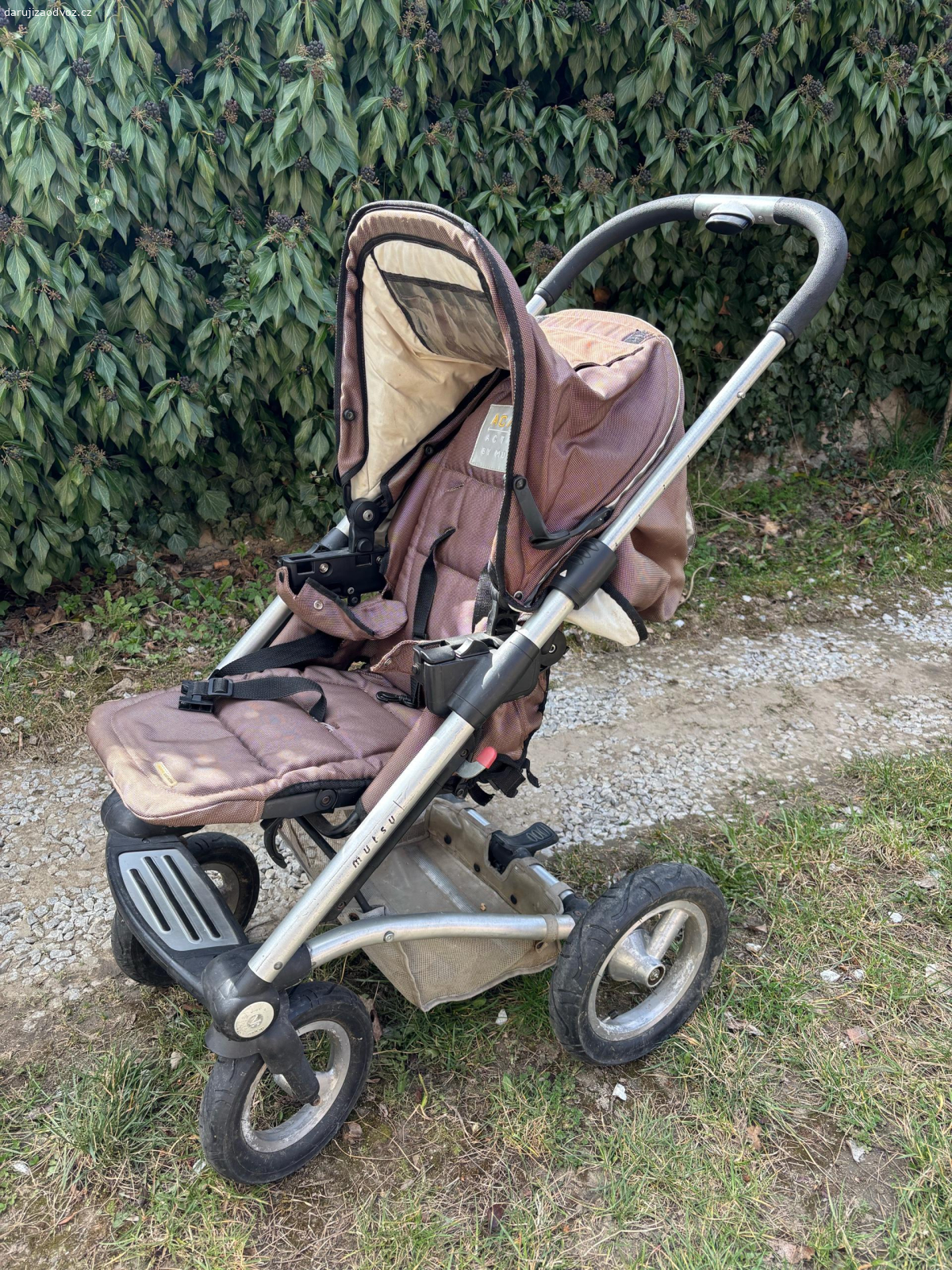 kočárek. Daruji korbičku, sportovni sezeni a vajicko. Podvozek funguje “na heslo” ale jestli je nekdo sikovny, tak to lze dat dobromady.