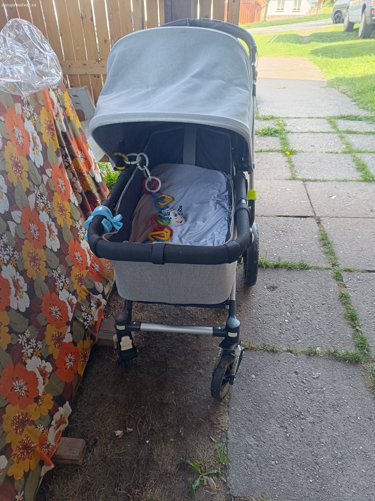 Kočárek. Daruji dětský městský kočárek bugaboo cameleon pouze s korbičku, sporťák k němu není.