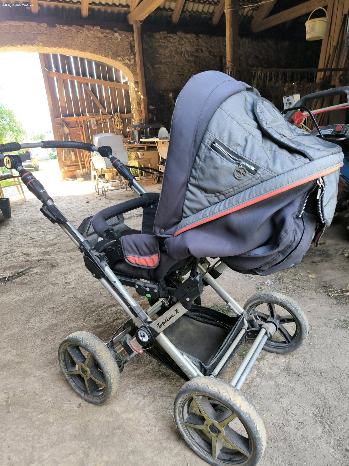Kočárek. Daruji kočárek. Spíš na chalupu. Je používaný, ale když se vyčistí a opraví ještě určitě poslouží. Je velmi dobrý do terénu.