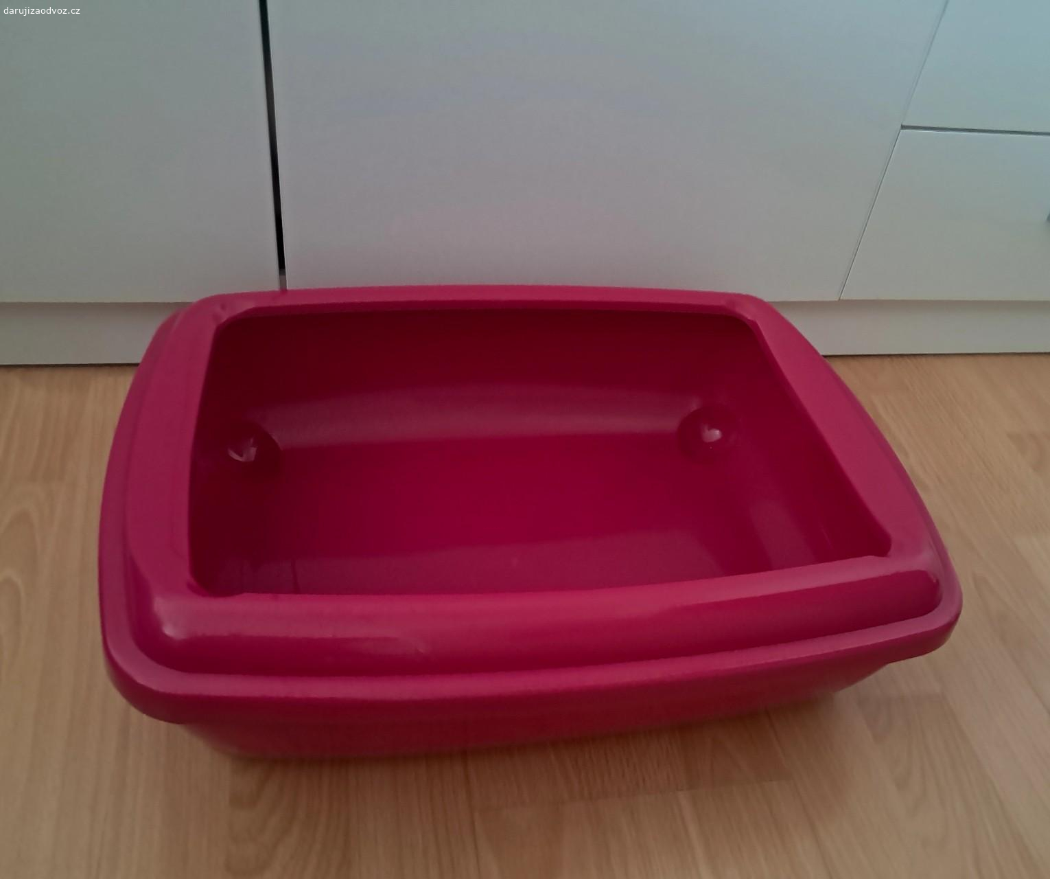 Kočičí wc. Daruji kočičí wc nové nepoužité, tmavě růžové. Nepřivezu, neposílám, jen osobní odběr.