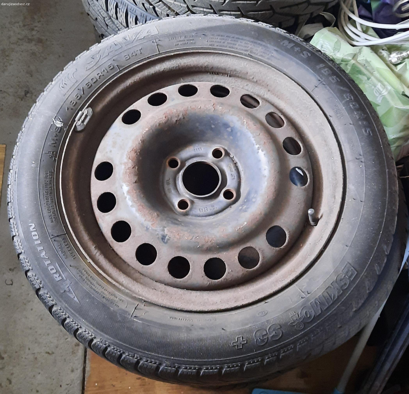 komplet kola na opel. nabízím 5ks disků vč.pneu (zimni sjeté) na vozy opel, 
z toho 1ks prakticky nejetá letní rezerva - viz foto