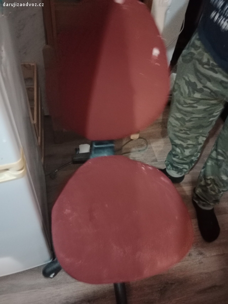 Kolečková židle. Kolečková židle, Červené barvy nutno vyčistit