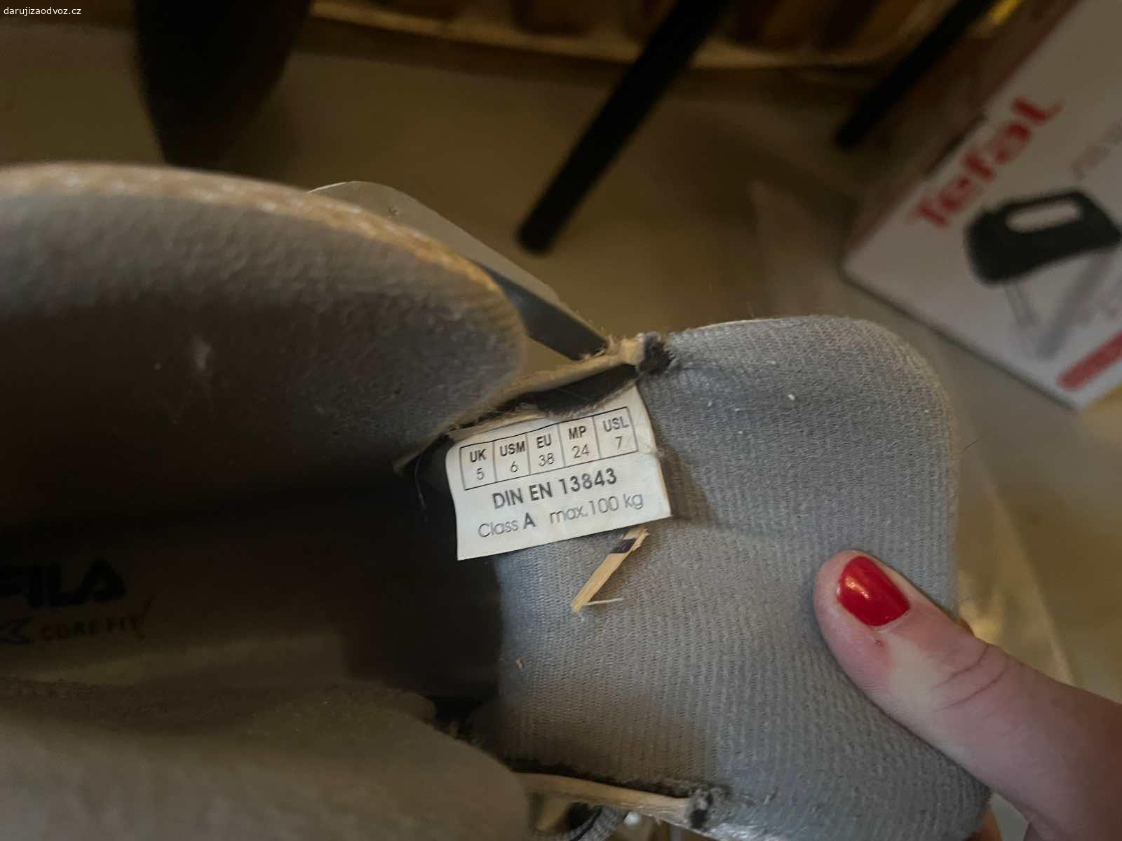 Kolečkové brusle. Daruji kolečkové brusle vel. 38