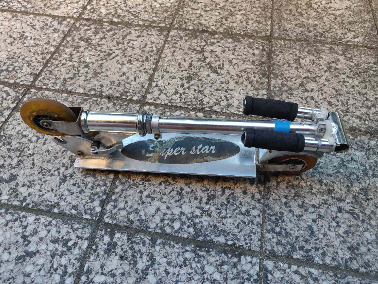 Koloběžka. Za čokoládu (ochrana proti zberačom kovov) - detská koloběžka, výška řidítek od zeme 85 cm, nutné vymeniť zadné kolečko.