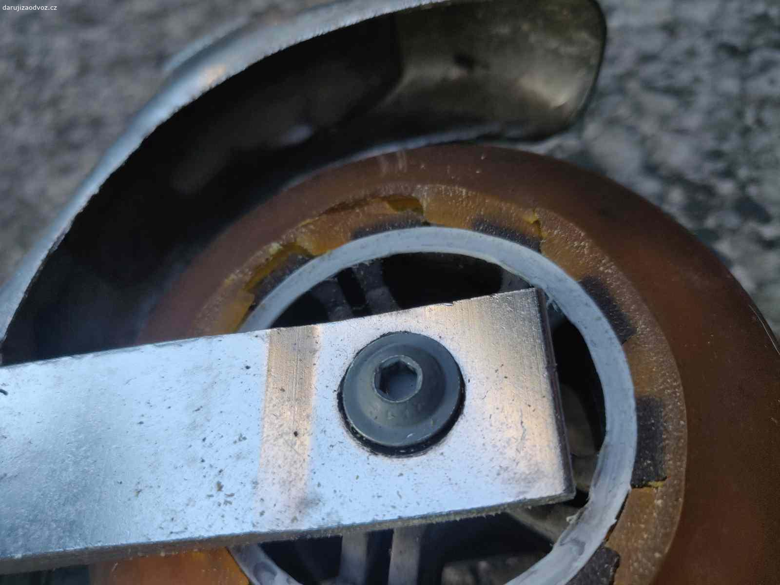 Koloběžka. Za čokoládu (ochrana proti zberačom kovov) - detská koloběžka, výška řidítek od zeme 85 cm, nutné vymeniť zadné kolečko.