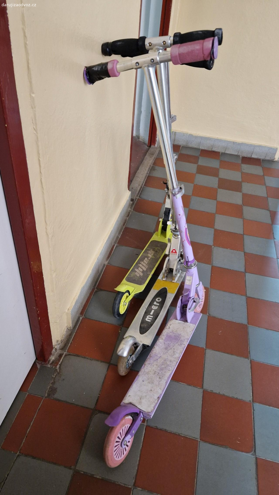 Růžová koloběžka dětská. starší koloběžka pro dívky,  funkční