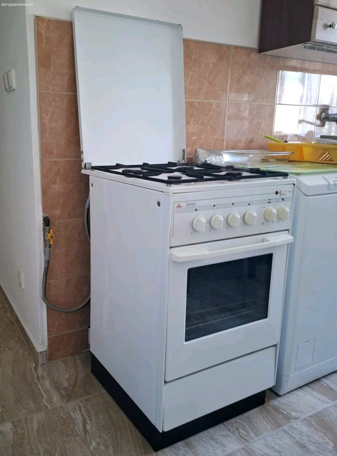 Kombinovaný sporák Mora funkcni. Nabízím za odvoz stary kombinovany sporak Mora Esper viz foto. Plotynky na plyn, trouba elektricka 300°C, pripojeni do zasuvky 230V. Nema skrtac, podpaluje se zapalovacem nebo sirkama. Stary, ale stale funckni, jak horaky, tak i trouba fachci, treba jeste nekdo vyuzije nekde na chate. K osobnimu odberu v Brne-Zabovresky, nutnost vlastniho odvozu a odnosu z 3.patra bytoveho domu po schodech, idealne na rudlu nebo ve dvou lidech. K vyzvednuti bude az od 27.6.