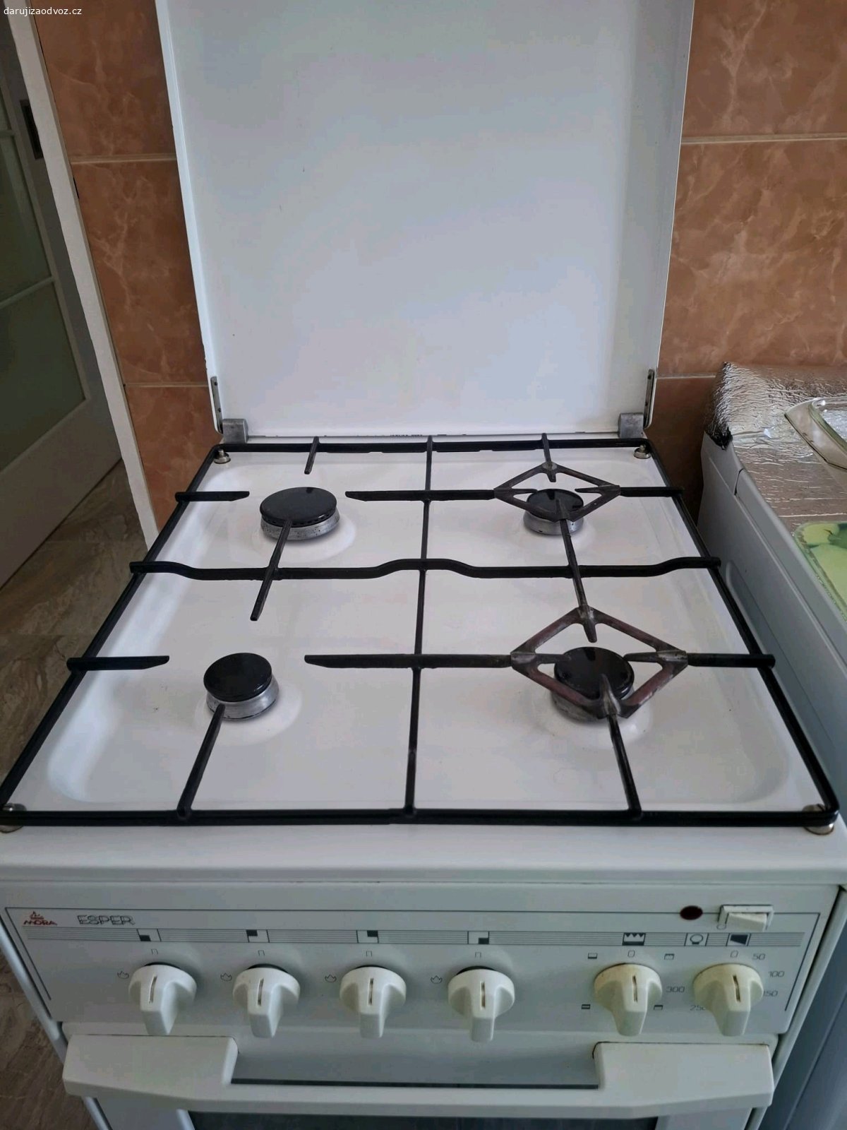 Kombinovaný sporák Mora funkcni. Nabízím za odvoz stary kombinovany sporak Mora Esper viz foto. Plotynky na plyn, trouba elektricka 300°C, pripojeni do zasuvky 230V. Nema skrtac, podpaluje se zapalovacem nebo sirkama. Stary, ale stale funckni, jak horaky, tak i trouba fachci, treba jeste nekdo vyuzije nekde na chate. K osobnimu odberu v Brne-Zabovresky, nutnost vlastniho odvozu a odnosu z 3.patra bytoveho domu po schodech, idealne na rudlu nebo ve dvou lidech. K vyzvednuti bude az od 27.6.