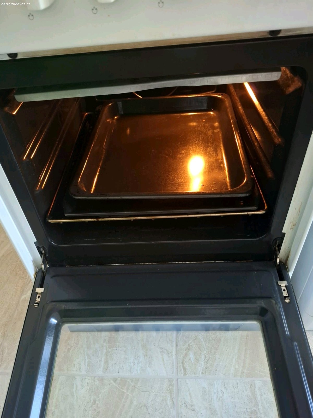Kombinovaný sporák Mora funkcni. Nabízím za odvoz stary kombinovany sporak Mora Esper viz foto. Plotynky na plyn, trouba elektricka 300°C, pripojeni do zasuvky 230V. Nema skrtac, podpaluje se zapalovacem nebo sirkama. Stary, ale stale funckni, jak horaky, tak i trouba fachci, treba jeste nekdo vyuzije nekde na chate. K osobnimu odberu v Brne-Zabovresky, nutnost vlastniho odvozu a odnosu z 3.patra bytoveho domu po schodech, idealne na rudlu nebo ve dvou lidech. K vyzvednuti bude az od 27.6.
