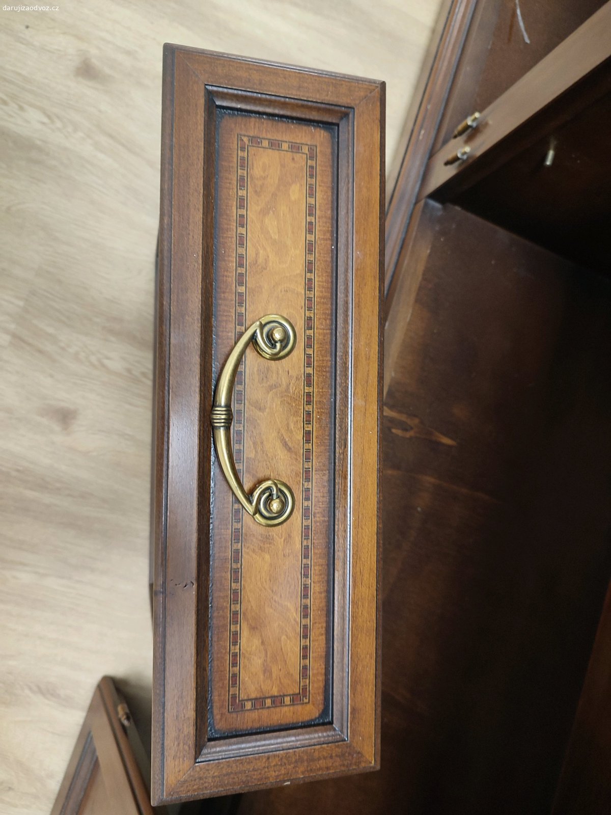 komoda 190 x 90 x 45. daruji za odvoz komodu
je kompletni ;)
sirka: 190 cm
vyska: 90 cm
hloubka: 45 cm