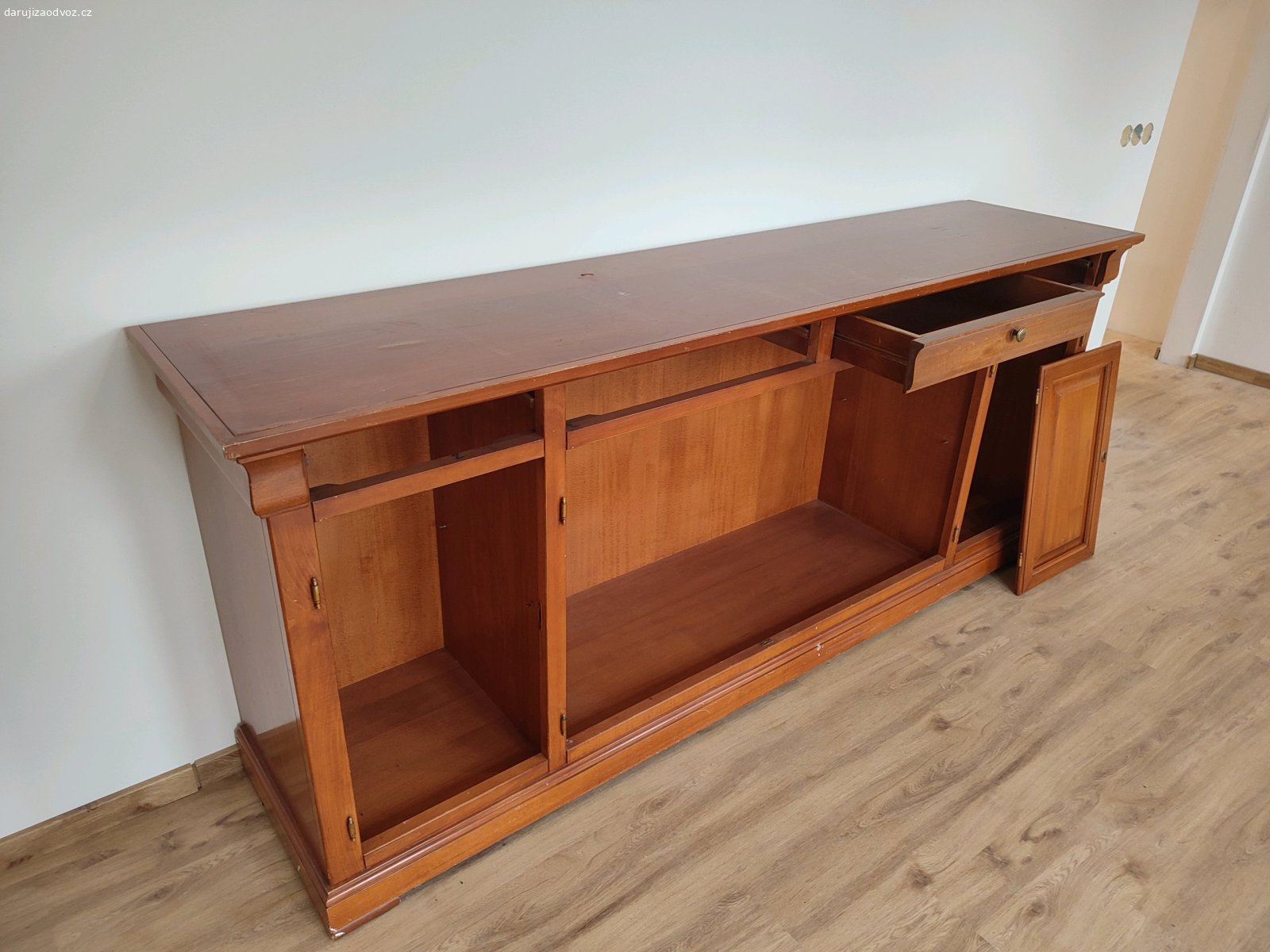 komoda 217 x 93 x 50. je kompletni ;)
rozmery:
šířka: 217 cm
výška: 93 cm
hloubka: 50 cm