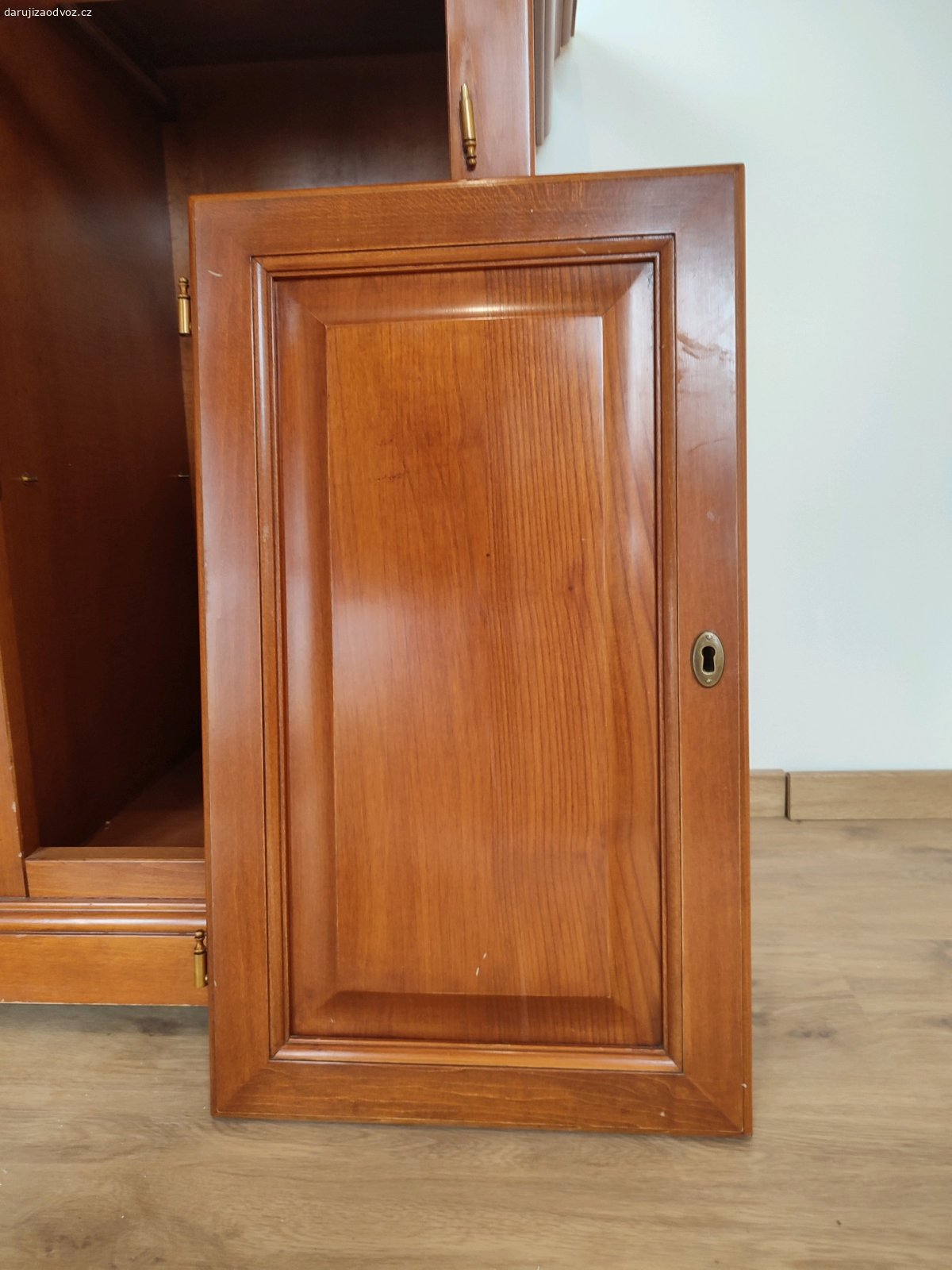 komoda 217 x 93 x 50. je kompletni ;)
rozmery:
šířka: 217 cm
výška: 93 cm
hloubka: 50 cm