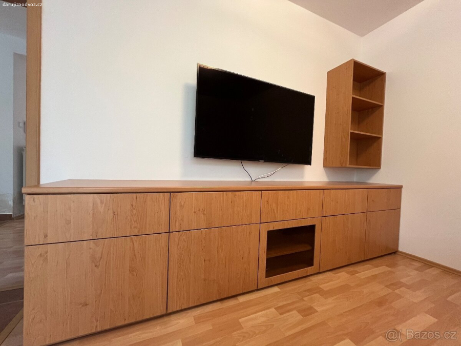 Komoda 300 x 52 x 74,5 cm + závěsná skříňka