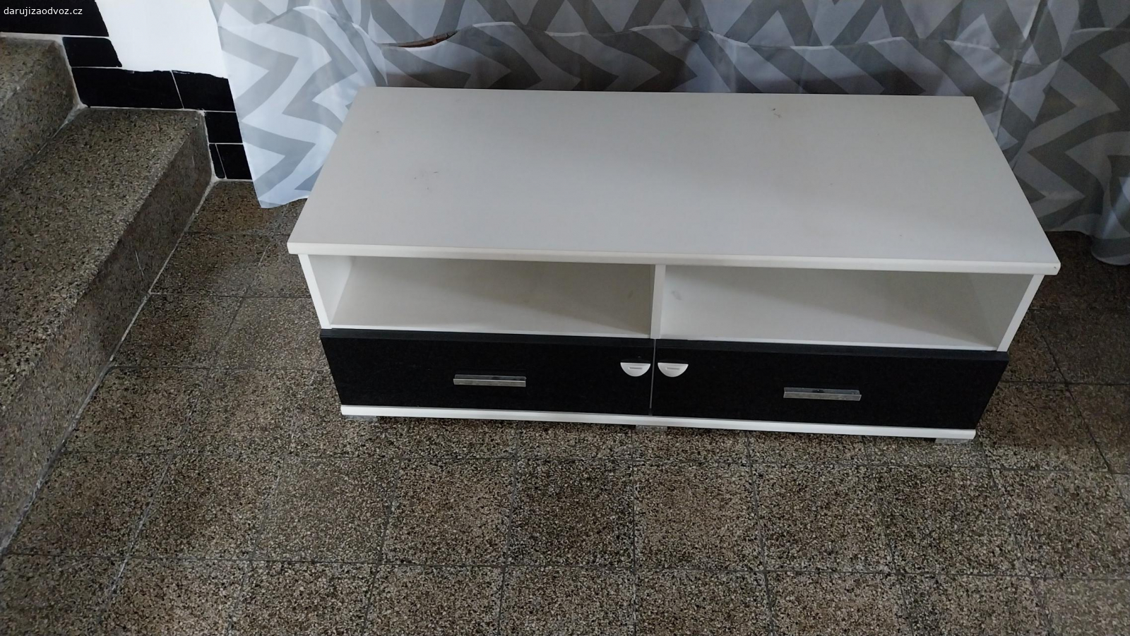 Komoda nízká. Daruji za odvoz nízkou komodu třeba pod TV.