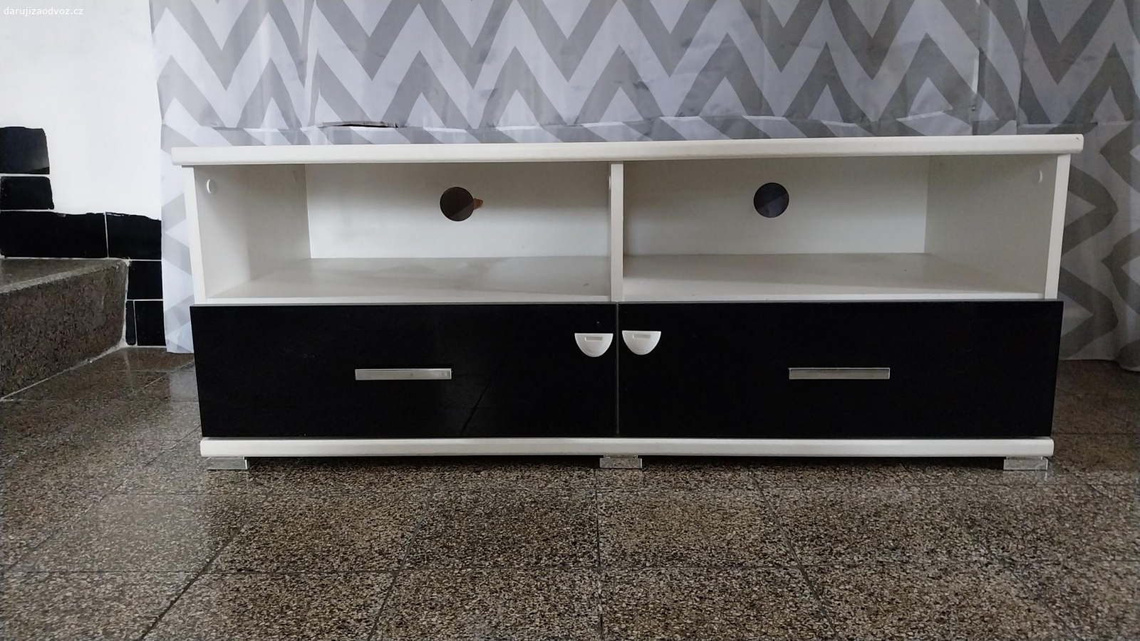 Komoda nízká. Daruji za odvoz nízkou komodu třeba pod TV.